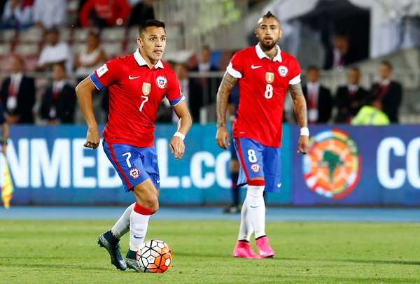 Futbolistas eligieron a Sánchez y Vidal entre los mejores del mundo bit.ly/1MF6goM