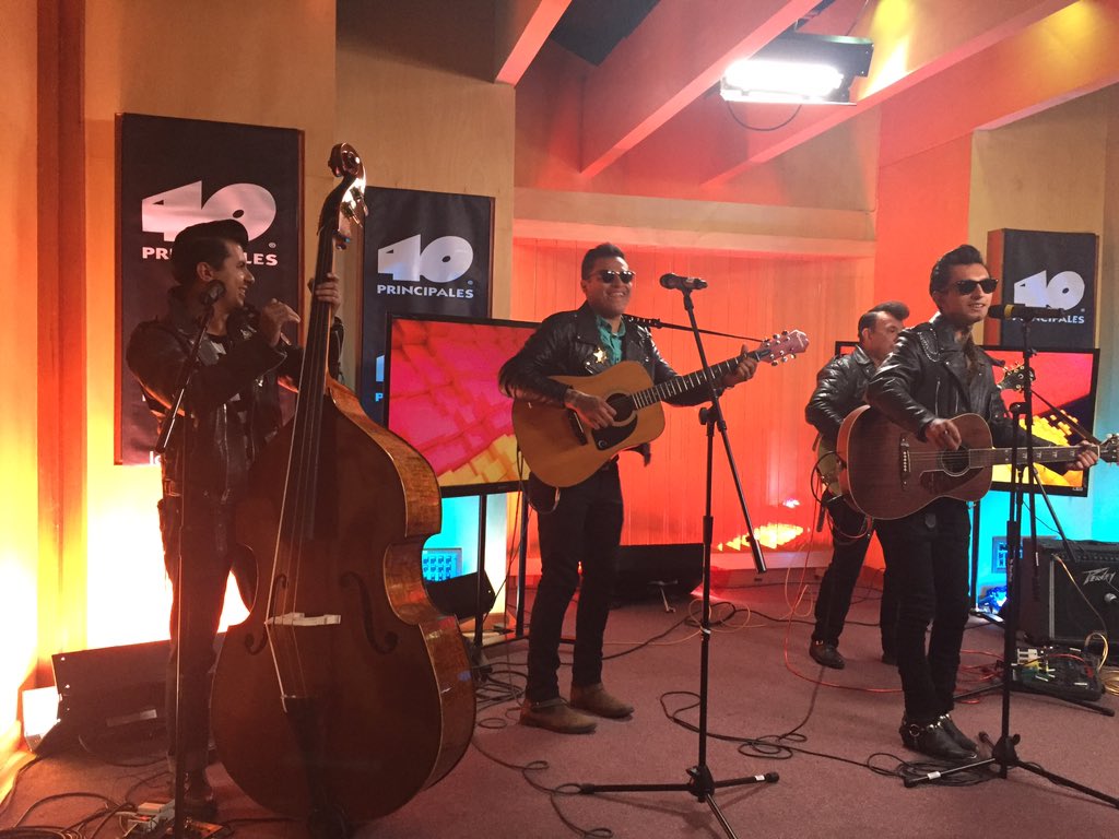 los40mx's tweet photo. Rockeando con todo a la actitud en vivo @rebel_cats https://t.co/DbS0ZcJY6r https://t.co/zMd235CBmJ