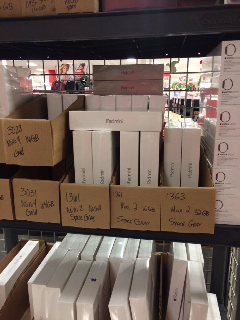 MrsBethanyT's tweet photo. Now, THAT'S how you organize the Apple shop! #BFReady #ChesapeakeSquares @JerryISiegel #APPartners #KevinTheHandyman https://t.co/vOWq21Et0o