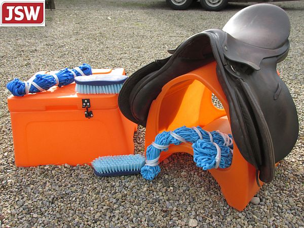 JSWCoachbuilder's tweet photo. in orange too! available via webshop at #JSWHorseboxes #MountingBlock #Saddlecarrier set https://t.co/O4YWuv3Ejx https://t.co/yuTqJRzTWv