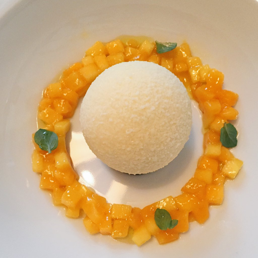 Frbarberini's tweet photo. Grazie per la squisita anteprima del menù di @claudebosi @HibiscusLondon stasera da #Settembrini #Roma #passionfood https://t.co/Ngcqy0ZokQ