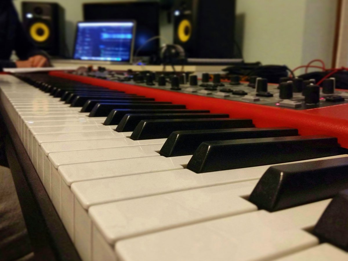 lucagrandotto's tweet photo. Fermi tutti: ho un piano... 😂
#AggiornamentiDalloStudio #WorkInProgress #PianoSession #Bigo #NewAlbum #SpecialGuest https://t.co/qCSFFQrbhQ
