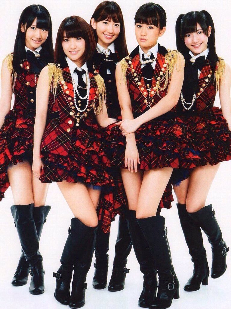 女性アイドル衣装画像 紅白歌合戦11 Akb48 甘めになりがちな赤チェックですが 黒のネクタイ とゴールドのアクセサリーでまた違ったカッコ可愛い印象に アシンメトリーのスカートが個性的で可愛い衣装です Yamagtoさんよりリクエスト頂きました