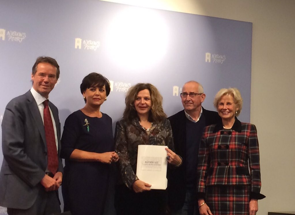 psychiaters's tweet photo. De Toekomstagenda ggz is officieel overhandigd aan de minister https://t.co/jQ6Dn2RKVV