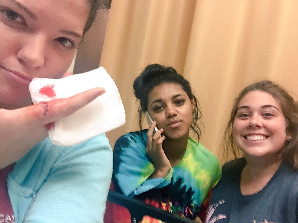 brooke_tuck's tweet photo. thankful for my big b's!! 🤘🏼❤️ @yasbrit @baai_laay https://t.co/9kKEDOukll