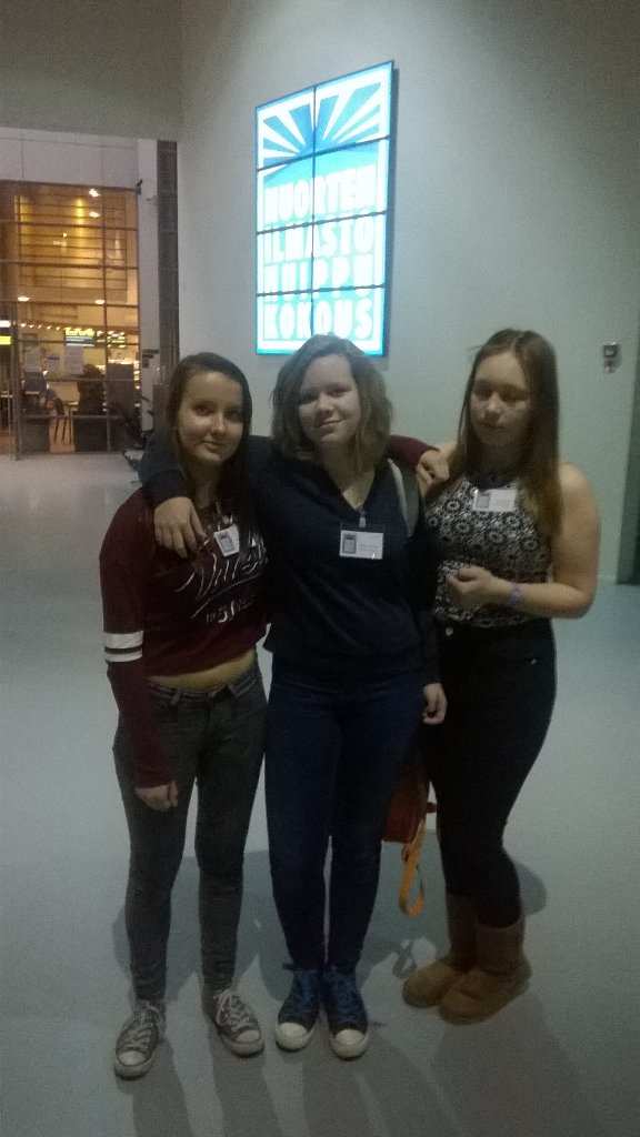 Tytöt tauolla projektiurakasta ilmastohuippukokouksessa Heurekassa.😊