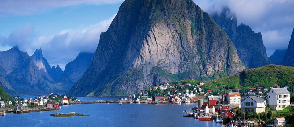 efervesanadam's tweet photo. #MutlulukDediğin bence #fjords larin oldugu kucuk bir kasabada yasamaktir 😊🙏🏽 #norway https://t.co/9YQc5DwNyy