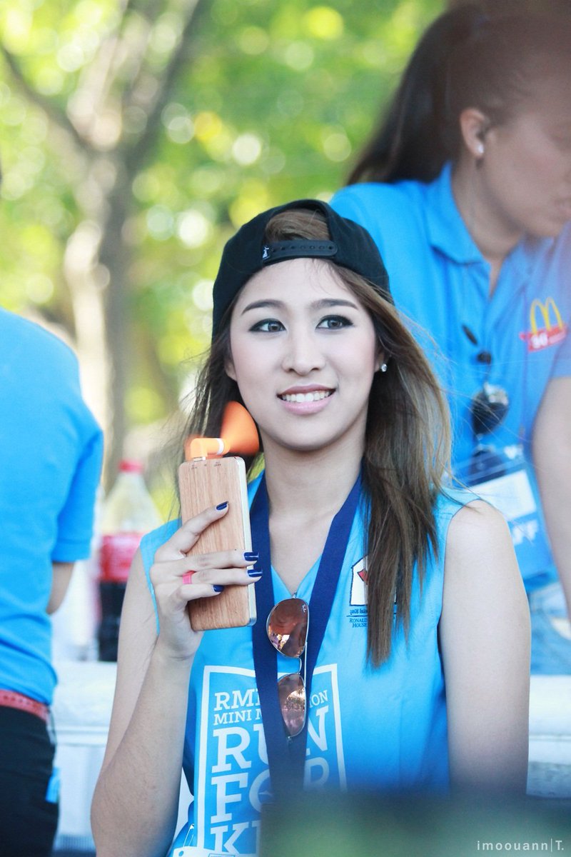 imoouann's tweet photo. เมื่อพี่เอมเห็นท่าทางตอนเด็กหมีดูโชว์ #RunForKids2015 #เอมน้ำ https://t.co/Y4Vqz3wjxp