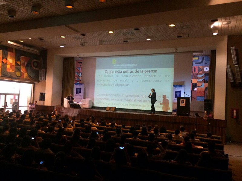 CUPRECUADOR's tweet photo. “La espectacularidad y el morbo afectan directamente al medio de comunicación”, @FernandoCasad14 #ConferenciasCUPRE https://t.co/aJAUOGcGLk