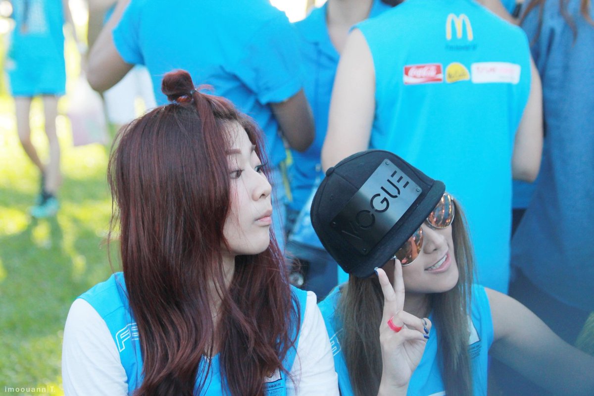 imoouann's tweet photo. ดูเป็นการเซลฟี่ที่ไปในทิศทางเดียวกันมากเลย 😂 #RunForKids2015 #เอมน้ำ https://t.co/1pxfFi9Xyt