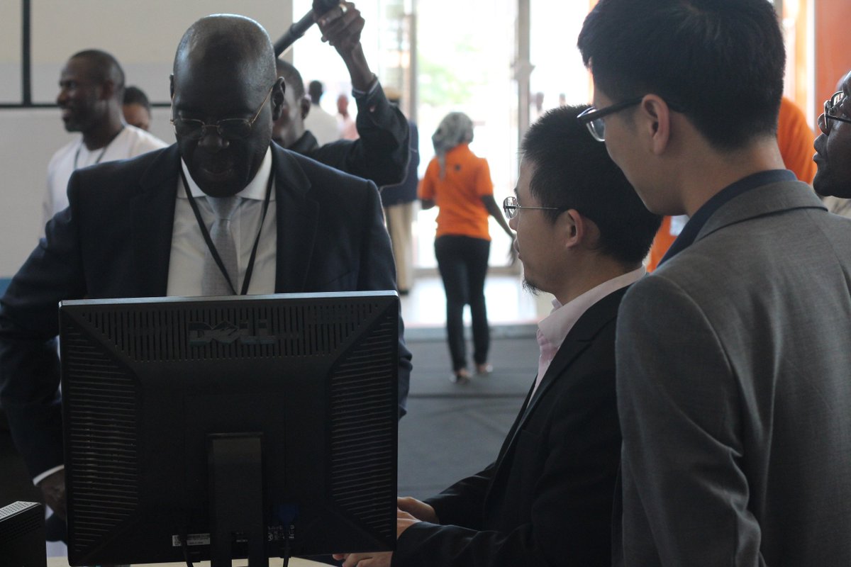 SISIT2015's tweet photo. Le Directeur Général de Sonatel M. Alioune Ndiaye visite les stands du #sisit 2015. https://t.co/153bh9iCsJ