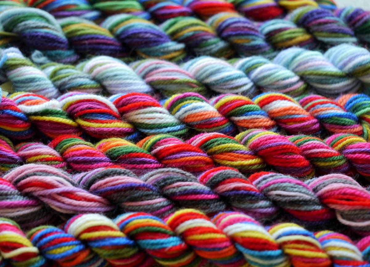 Strengen wol draaien voor #DIY '#handschoenen #borduren'. Deze zijn al mee met de post; door met de volgende!