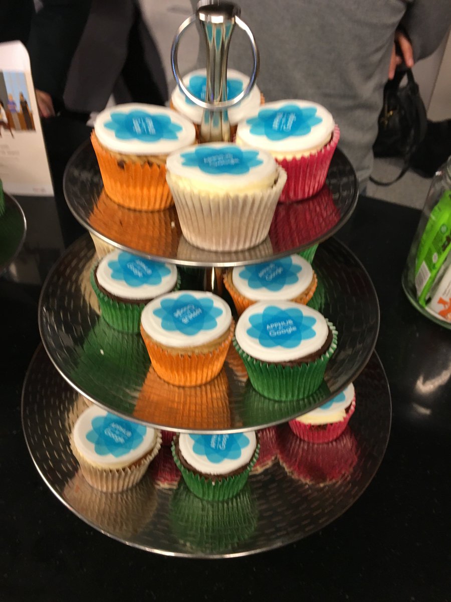 coderus's tweet photo. Delicious cupcakes at #GoogleAppHub! https://t.co/nqQS90OKXa