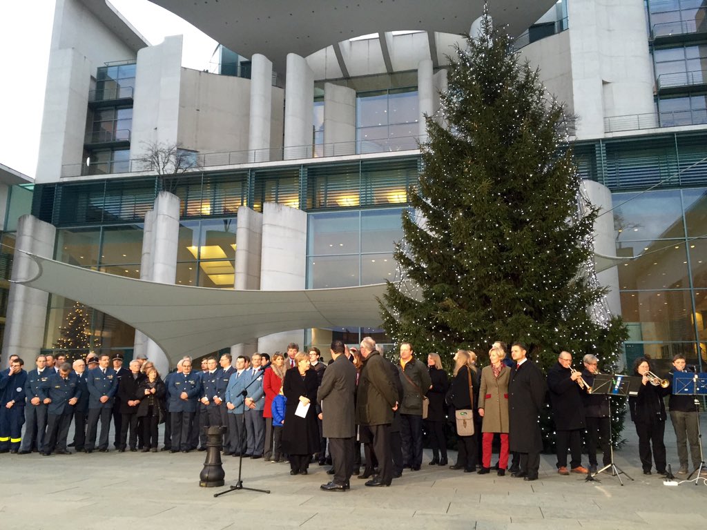 Lea_Reinhard's tweet photo. Ein Weihnachtsbaum für die Kanzlerin🎄 Damit ist die Adventszeit im Regierungsviertel eingeläutet. #Kanzlertanne https://t.co/6wqCJITjhg