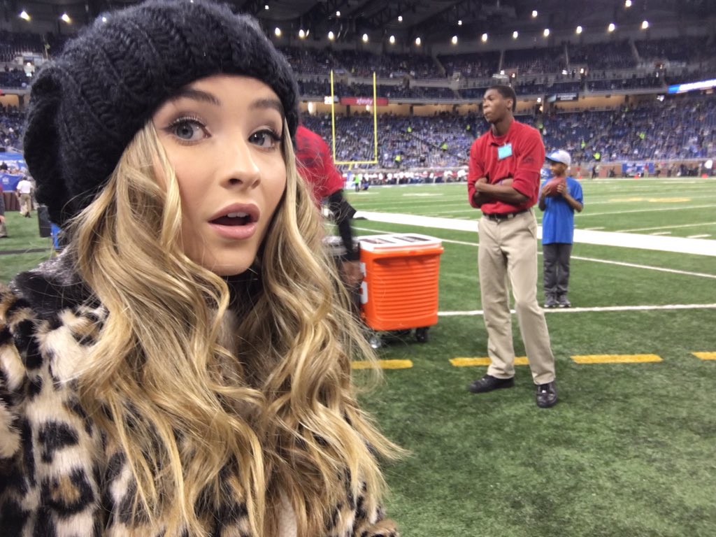 SabrinaAnnLynn's tweet image. My new friend @nflonfox
