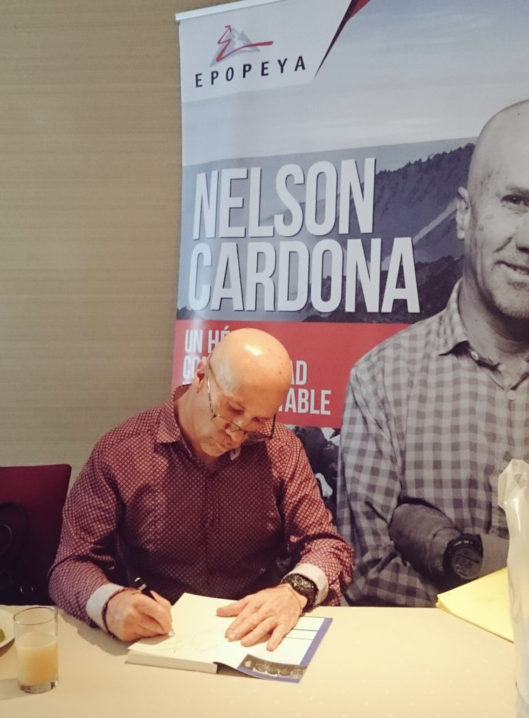 EpopeyaColombia's tweet photo. Así fue la firma de libros hoy en #HCF15
"Sueño de uno, Sueño de Todos"
#NelsonCardona https://t.co/lsVSUKIOXq