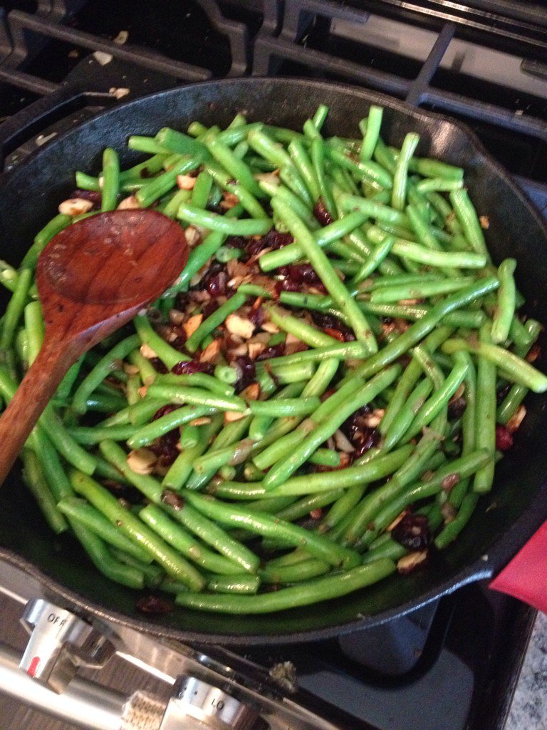 MagicalVegan's tweet photo. Cranberry almond green beans! Happy Thanksgiving! <3 #vegan #thankful https://t.co/UquMn3AJTM