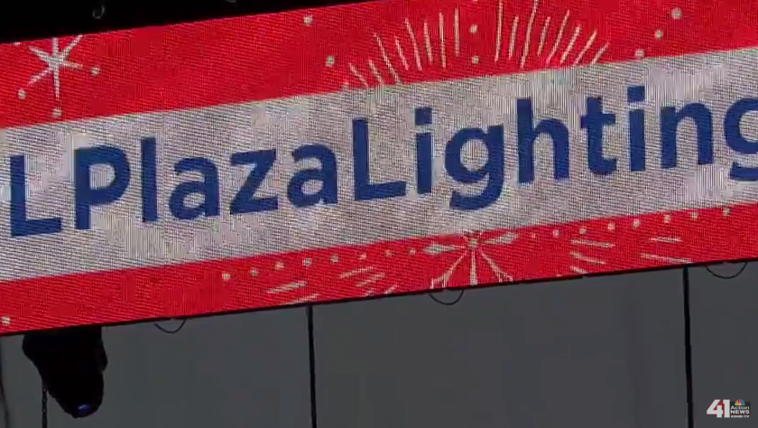 KSHB41's tweet image. Ho ho ho! Sounds of the holidays | WATCH: youtu.be/BrBlvu0XN_U by @RichardKSHB @ThePlazaKC @FlipDSwitch