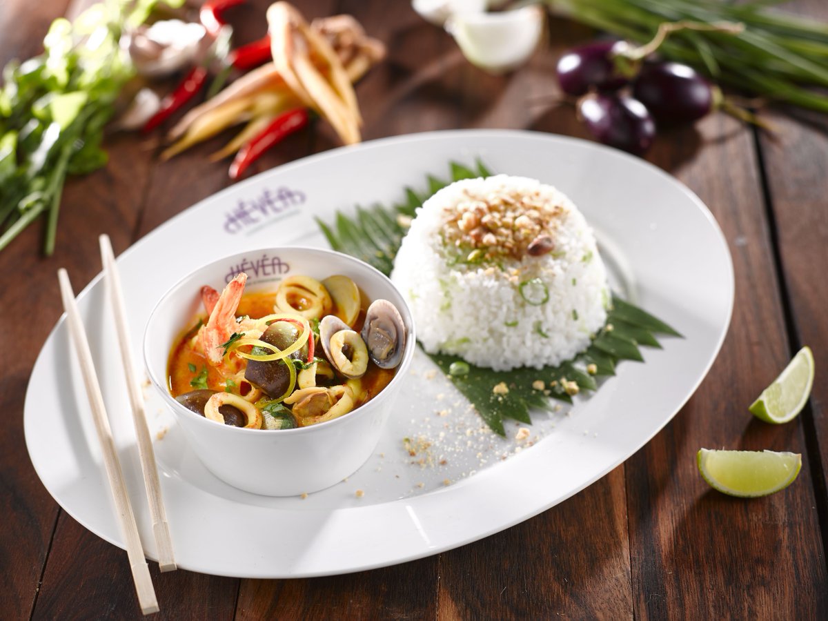 HeveaCafe's tweet photo. Spice up your week-end with our seafood yellow curry #Heveacafe #Yellow_curry https://t.co/FhWqm9EiwX https://t.co/kLiG3PiFRh