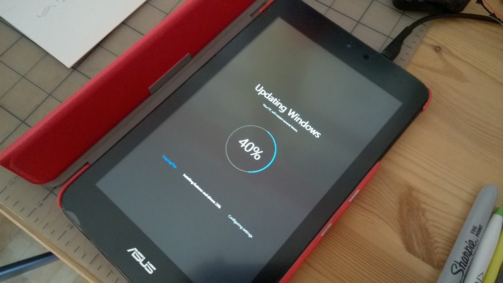 MadelenaMak's tweet image. This has been stuck here for more than a day now. @Windows #Windows10NovemberUpdate