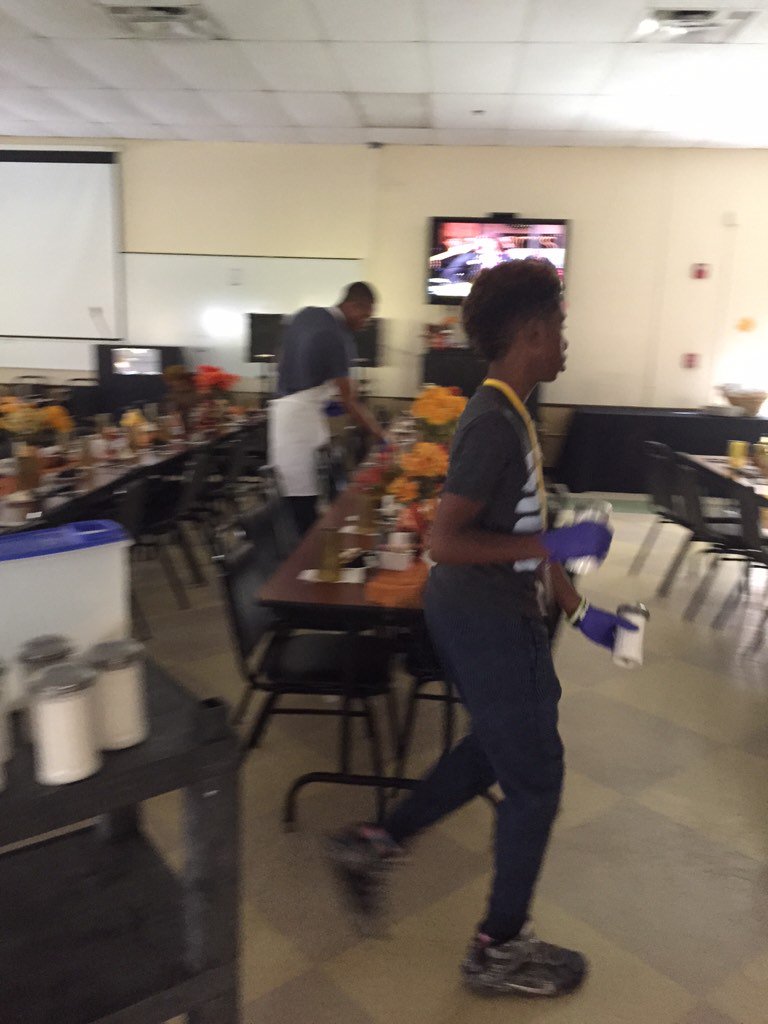 KQCares's tweet photo. Spent the morning serving those in need #Thanksgiving #givingback #Homelessness #GivingIsMyStyle https://t.co/M87NvYkkBD
