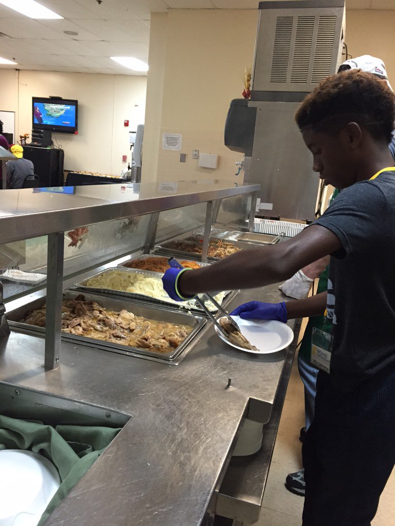 KQCares's tweet photo. Spent the morning serving those in need #Thanksgiving #givingback #Homelessness #GivingIsMyStyle https://t.co/M87NvYkkBD