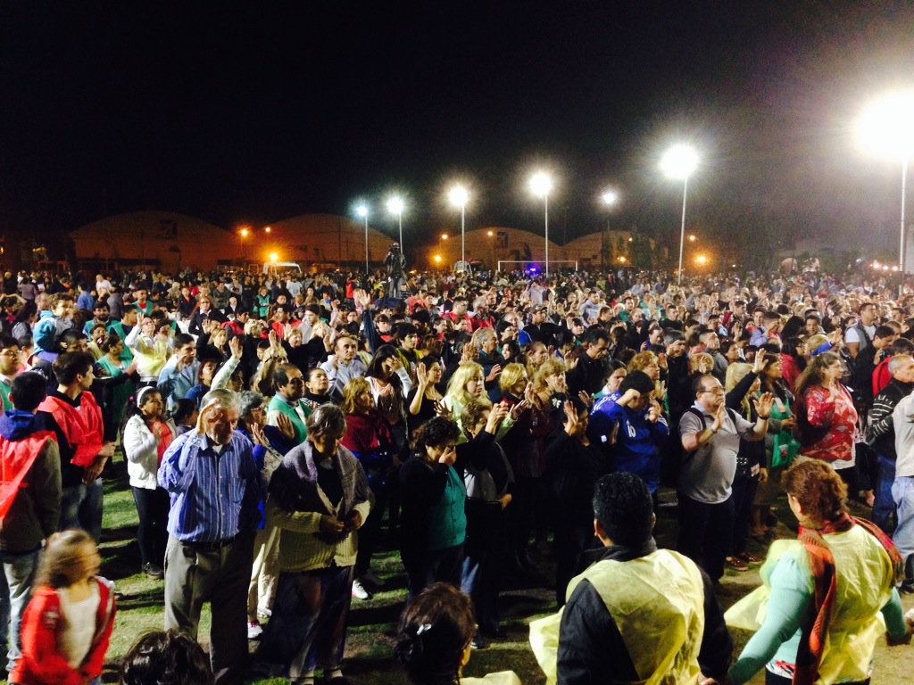 Powerpack10's tweet photo. Amazing response last night at the Carlos Annacondia crusade in San Fernando. https://t.co/AmtVuoDnUT