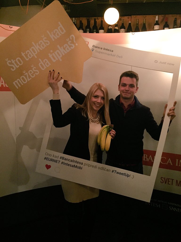 IDrecun's tweet photo. Samo da se zna da mi je @Ksi_Xy uvalio banane radi egzotičnog dekora. 😂 @AleksandarMrdja #EURNET https://t.co/3HBU3KS49F