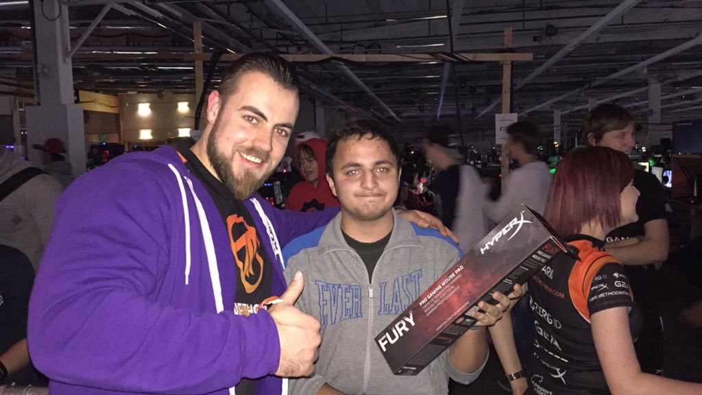 Methodsco's tweet image. Congrats P3NTAZ first sub to find me @dreamhack #dhw15 - got the @HyperX fury mouse pad! 👍👍