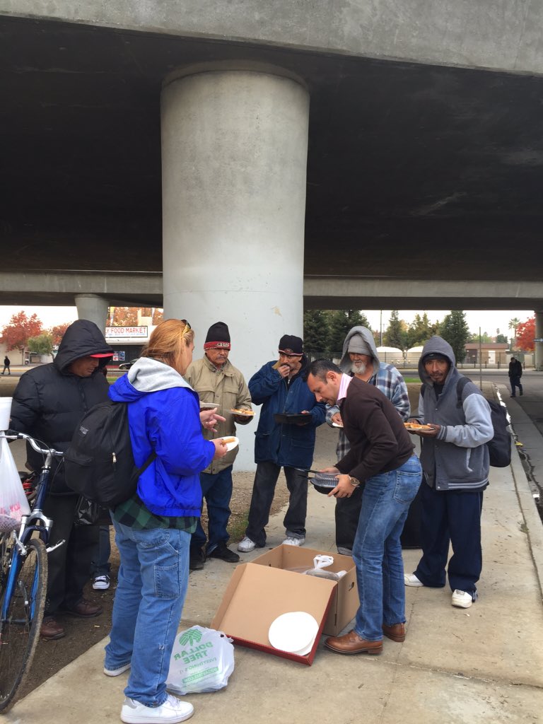 erick3DRealty's tweet photo. Yesterday we decided to go share our blessings under the freeway and we fed several people a good Thanksgiving meal! https://t.co/DRCpNEqM9W