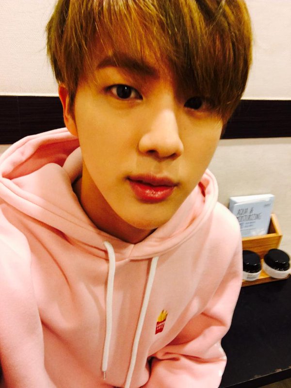 Bts_JinSeok04's tweet photo. 내일 콘서트 기대가 됩니다 후후 https://t.co/yafZfdCPaa