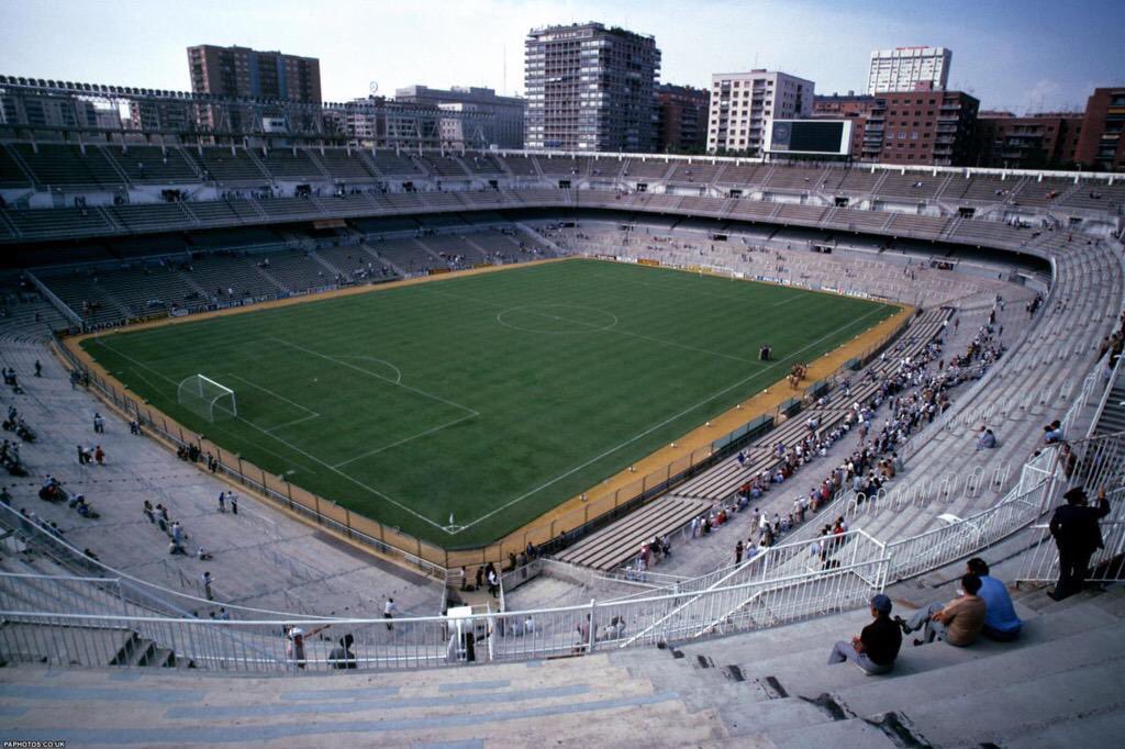 TerraceImages's tweet photo. View across the Bernabeu prior to the 1980 European Cup Final between Nottingham Forest &amp; Hamburg #NFFC #RMCF https://t.co/IX8Z2nnBlE