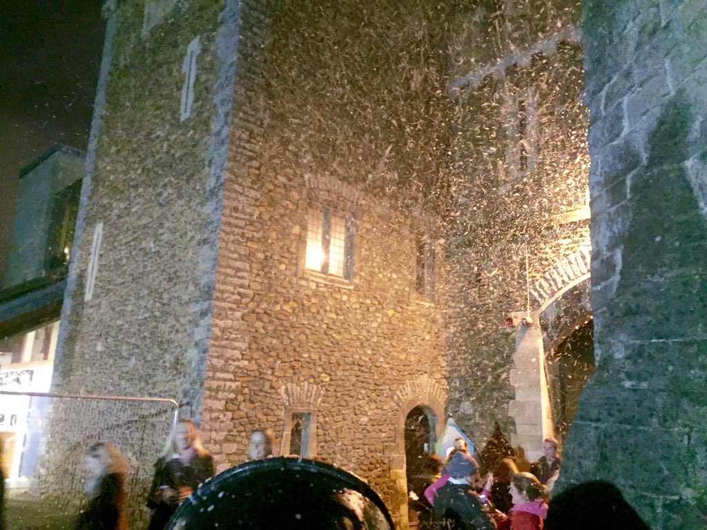 dj_truck's tweet image. @ImpactEffects @cardiff_castle @tyhafan More snow photos from #CarolsAtTheCastle #CardiffCarols