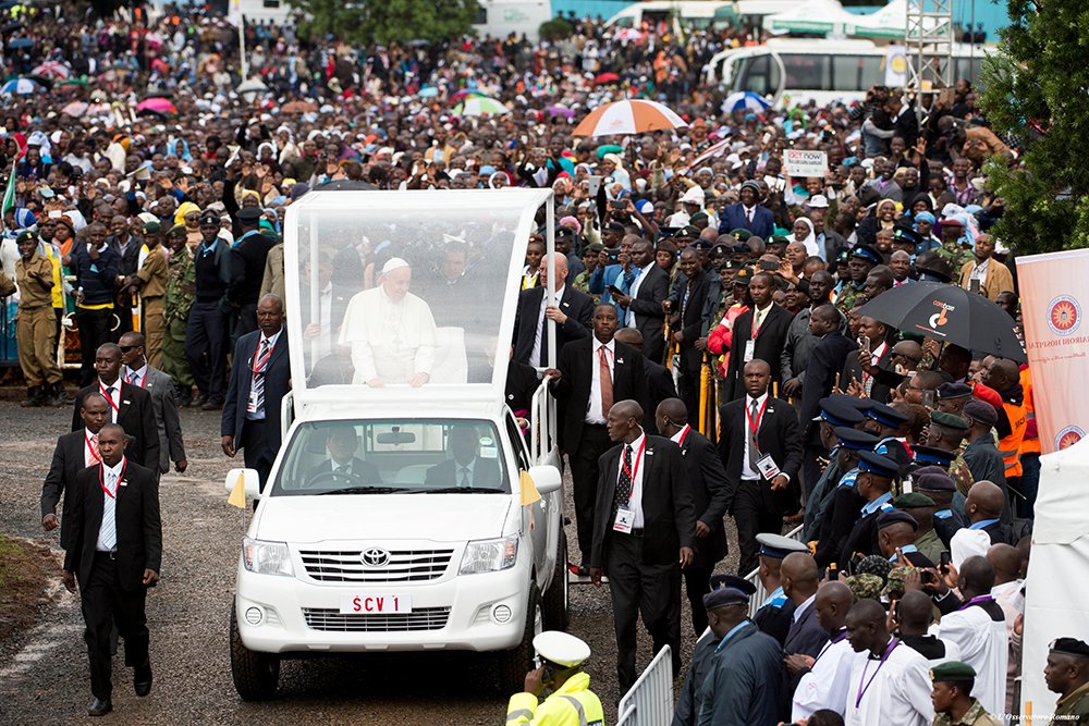 aciprensa's tweet photo. #PopeInKenya llega al Campus de la Universidad de Nairobi. https://t.co/RDbB1adcw0 Fotos: @oss_romano #PopeinAfrica https://t.co/DcMGxdrR7e