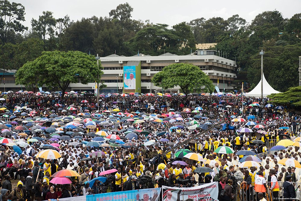 aciprensa's tweet photo. #PopeInKenya llega al Campus de la Universidad de Nairobi. https://t.co/RDbB1adcw0 Fotos: @oss_romano #PopeinAfrica https://t.co/DcMGxdrR7e