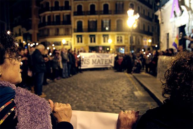 La_Directa's tweet photo. #Directa25N | Minut de silenci a Palma contra la violència masclista, per @marcferra9 https://t.co/HntUtffhMG https://t.co/yT6GuhrFH7