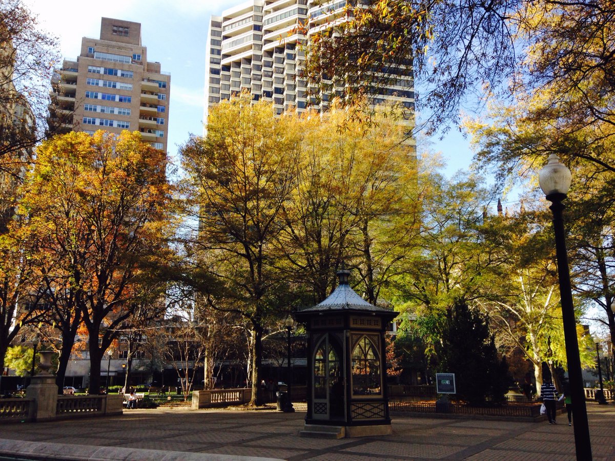 MarimarTorres's tweet photo. In #Philly today to spend #Thanksgiving with @xtinamariat! This is Rittenhouse Sq, so beautiful - sunny &amp; warm, too! https://t.co/s2KaHCmRCo