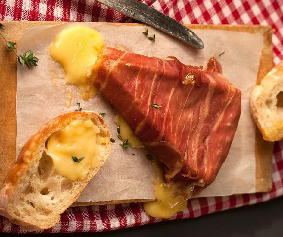 jamonaddiction's tweet photo. ¿Quién quiere cenar?  #jamonaddiction #jamon #jamón #spanishham #productoespañol https://t.co/BwGVBtr0NF