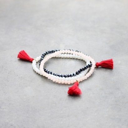 Pour Noël vous pouvez commander vos bracelets pompons par lot de 2 ou 3 ⛄️ C'est l'heure d… ift.tt/1LC2p7Y