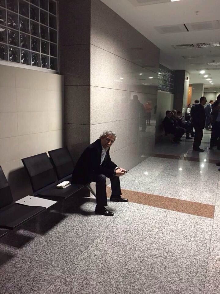 meziroglu's tweet photo. Ülkemizde haber yapmaya çalışan cesur gazetecilerin kaderi. 
@candundaradasi #CanDündarErdemGülYalnızDeğildir https://t.co/r1F4o92VOC