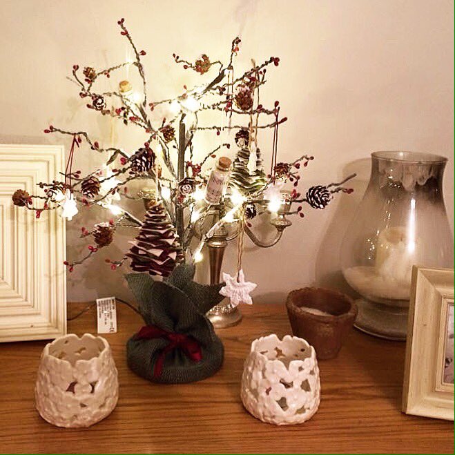 GemmaBaber's tweet photo. A lovely photo a customer sent my of her new decorations (handmade by me) hanging on her little tree! https://t.co/NFj3PK4nKT