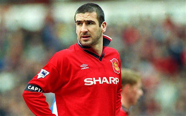 ActuFoot_'s tweet image. Il y a 23 ans jour pour jour, Eric Cantona s'engageait à Manchester United pour 1,2 M£ (soit 1,7 M€) ! #Légende