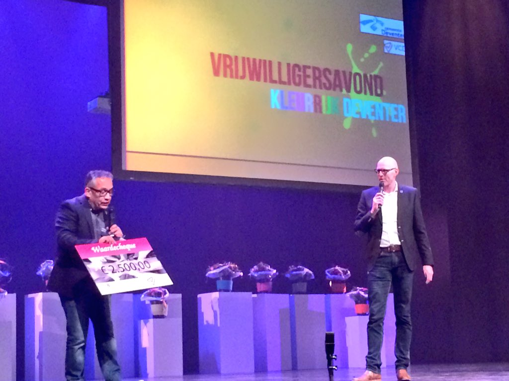 Realiseert's tweet photo. @haafkes schenkt € 2.500,- aan #vrijwilligerswerk #Deventer, complimenten aan Peter Meerman @VCDeventer https://t.co/Vlyb4Bwb7s