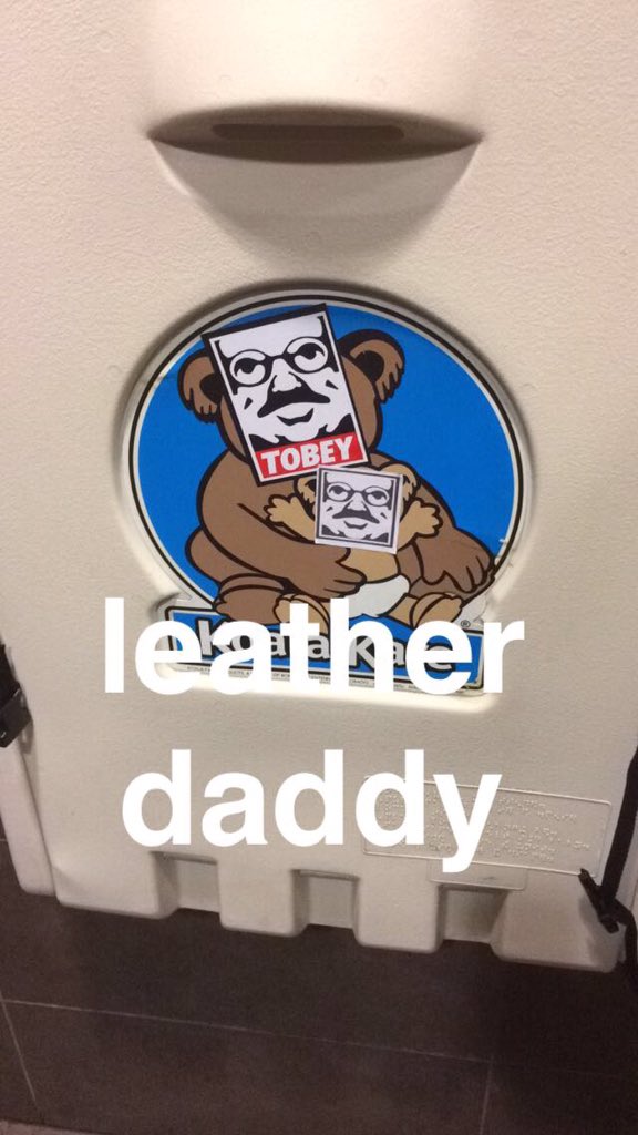 TOBEY_____'s tweet photo. #arresteddevelopment @MitchHurwitz #leatherdaddy #obey #shepardfunke #TOBEY https://t.co/VuD5BhSxzZ