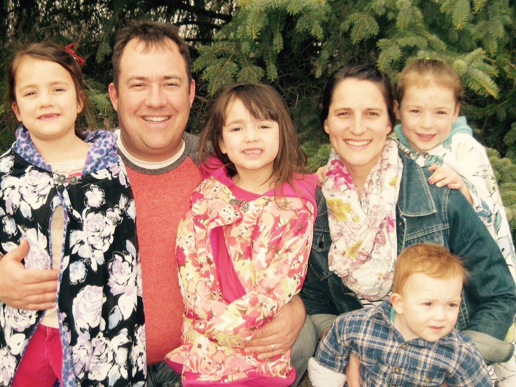 RepChrisSwede's tweet image. Thankful for this bunch of great Americans. Happy Thanksgiving from the Swedzinski clan!