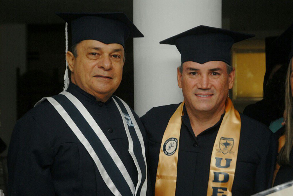 FrancoOvalle's tweet photo. De mano del Rector Carlos Moron recibimos título de Abogado en Univ Udes en el día de hoy https://t.co/vp9yUxBWsv