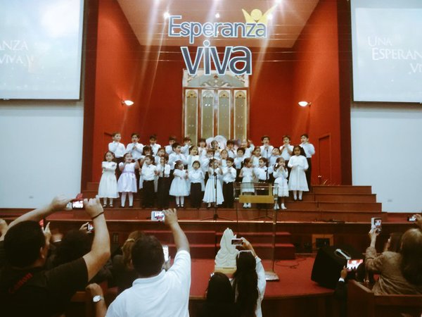 adventistasAPC's tweet photo. Nos deleitan con sus voces nuestros niños del nivel inicial #Epaum #VamosPorMas #FestivalDeCoros #Aseaces https://t.co/oHPc8MU6oA