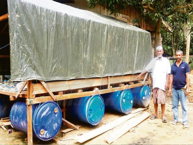 SinarOnline's tweet photo. Warga emas bina rakit hadapi banjir #SHKEL #SHOnline https://t.co/9kLhSXG1W1 https://t.co/NVVlEmbD1K