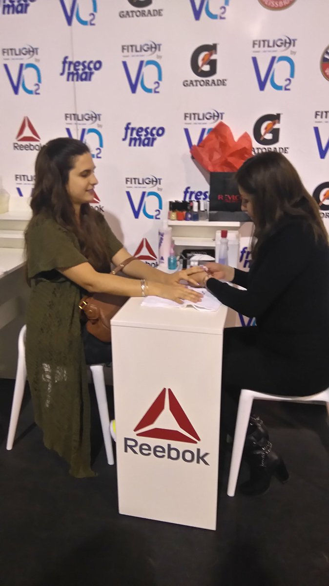 RevlonP's tweet photo. Acompañando a las chicas de #VO2 en su rutina y aplicando color a sus uñas. #NailEnameil #RevlonPeru #Dlpcosmetics https://t.co/hBMRtScmyB