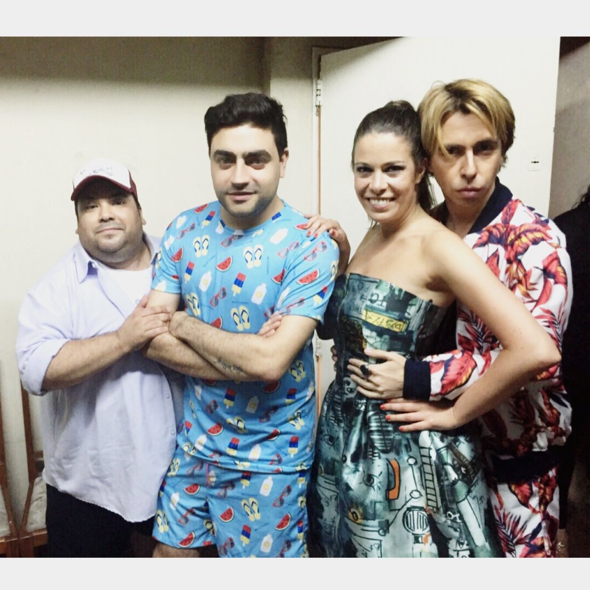 <a href="/CaroGleser/">Caro Gleser</a> se cruzo con <a href="/chicoscatolicos/">Chicos Católicos ®</a> en un desfile! Que combineta! <a href="/nicolasmaiques/">Nicolas Maiques</a> <a href="/juancitopaya/">Juan Payares</a> <a href="/emysantacruz/">Emyliano Santa Cruz</a>